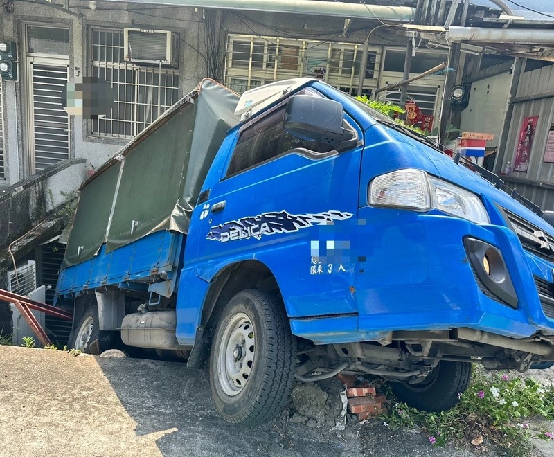 北市北投區小貨車倒插路旁　駕駛涉毒駕遭逮