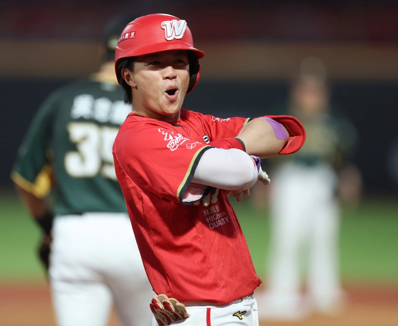 王維中被前隊友狂攻6分　雄鷹照樣演出逆轉勝