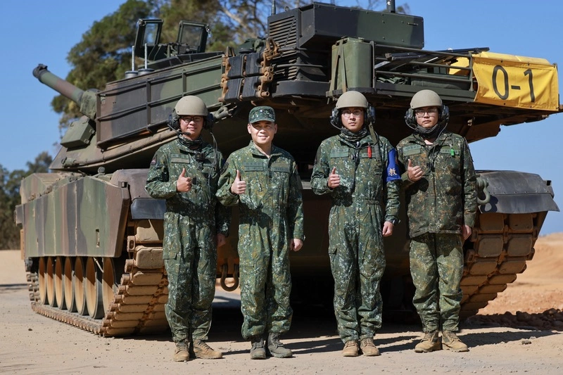 陸軍司令擔任M1A2T戰車射手　實彈射擊命中目標