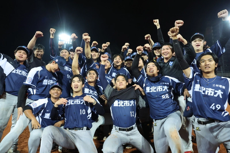 台北市大大專棒球聯賽奪冠　球員開心合影