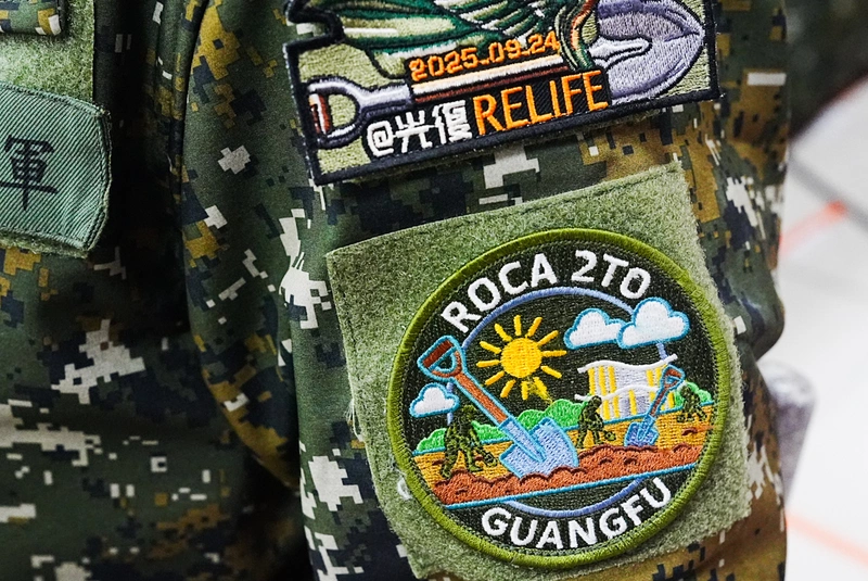 總統春節慰勉花蓮駐軍　官兵「鏟子超人」臂章成焦點