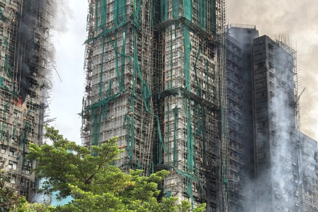 香港宏福苑大火仍有零星住房在焚燒