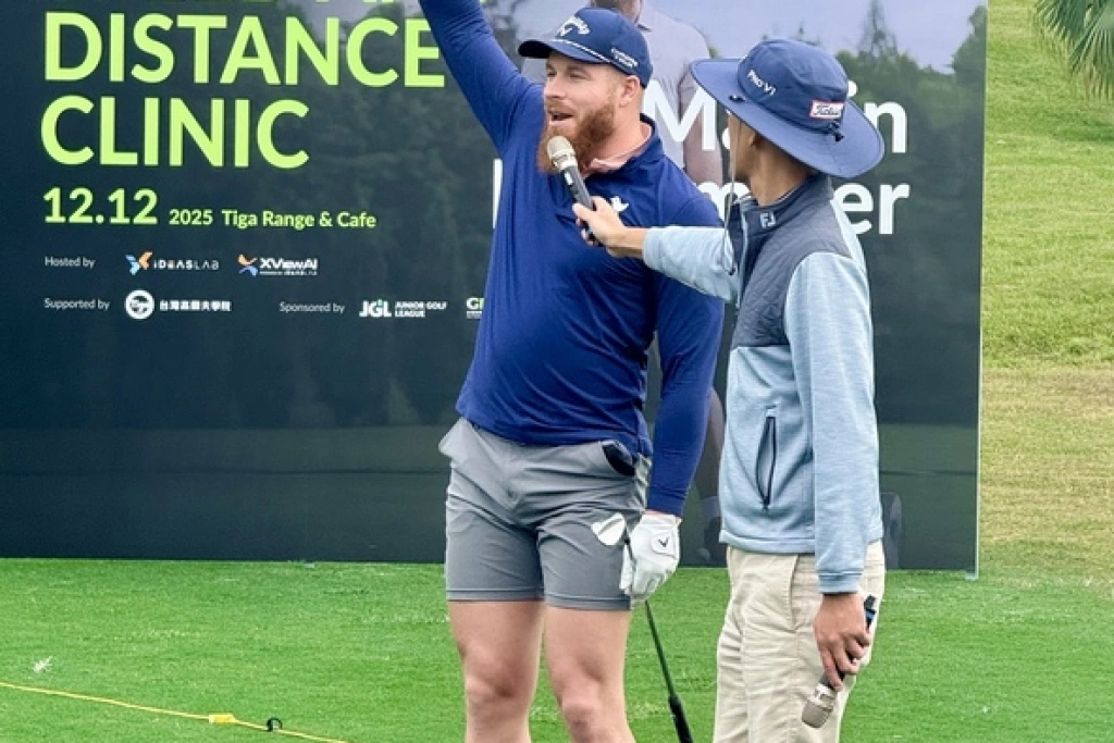 高球擊遠名將馬丁示範揮桿