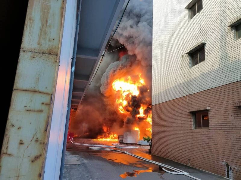 高雄大發工業區塑膠工廠疑機台起火　消防灌救中