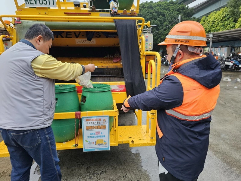 新北家戶廚餘不分生熟　瀝乾水分交垃圾車清運