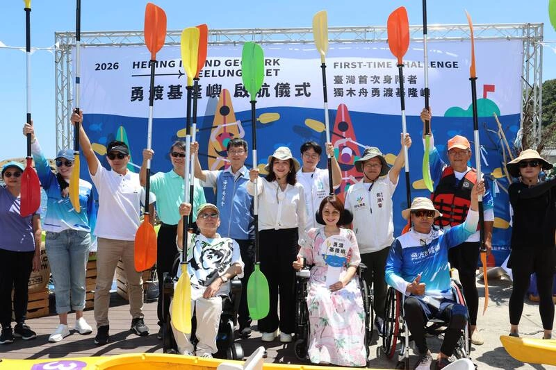 玻璃娃娃變身獨木舟勇士　與25身障者划向基隆嶼