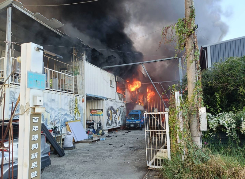台南南區某木炭倉庫火警