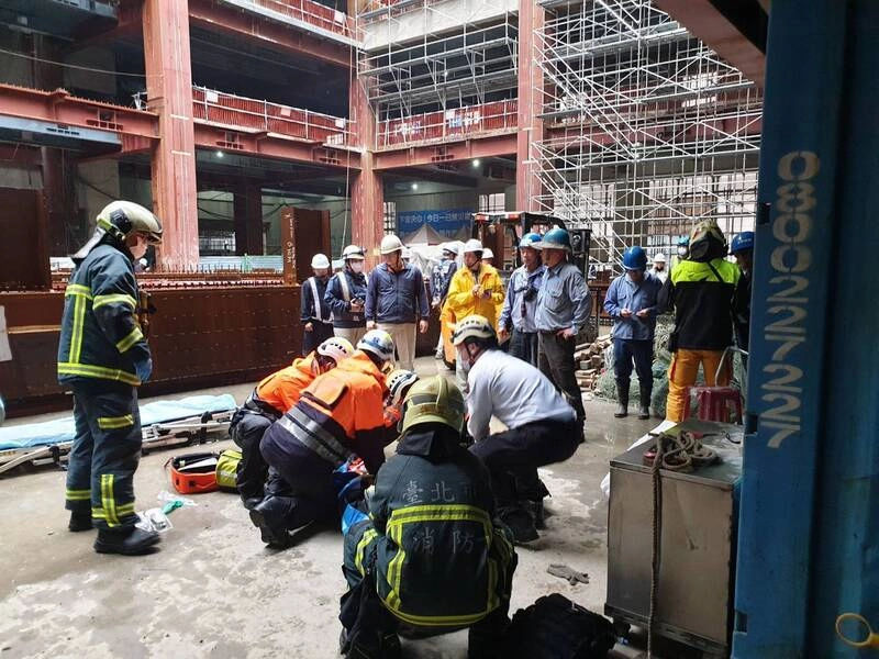 北市國賓飯店旁工地工人墜樓　命危送醫搶救
