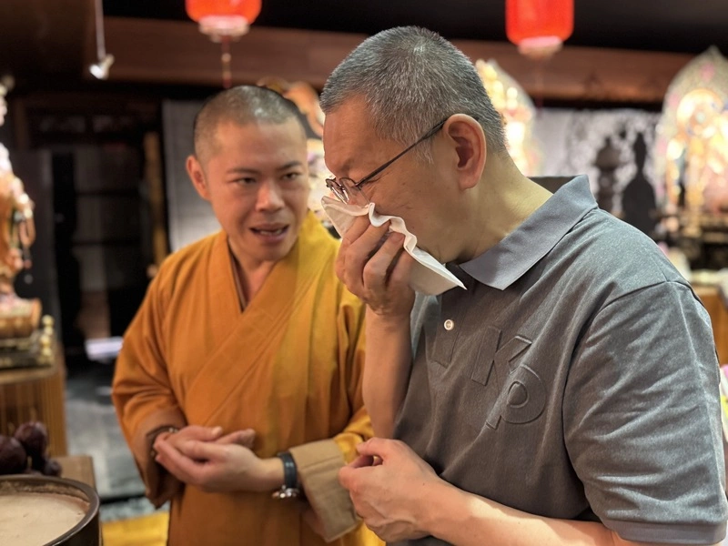柯文哲交保後哽咽祭拜亡父牌位
