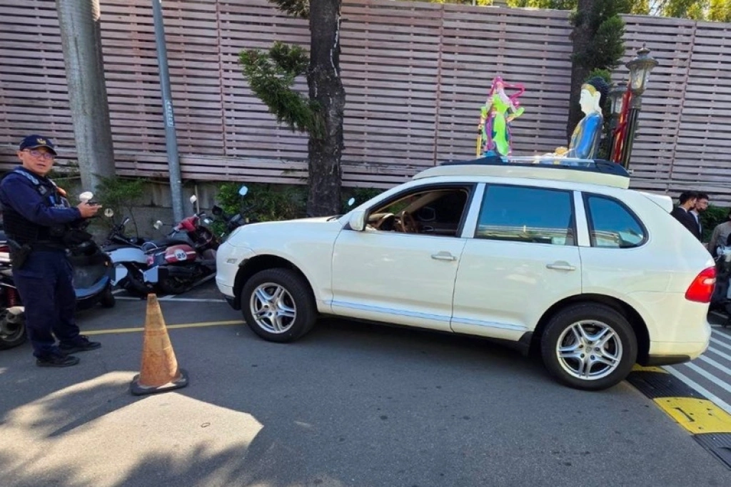 崇德殯儀館車輛未熄火滑動　碰撞3人6機車