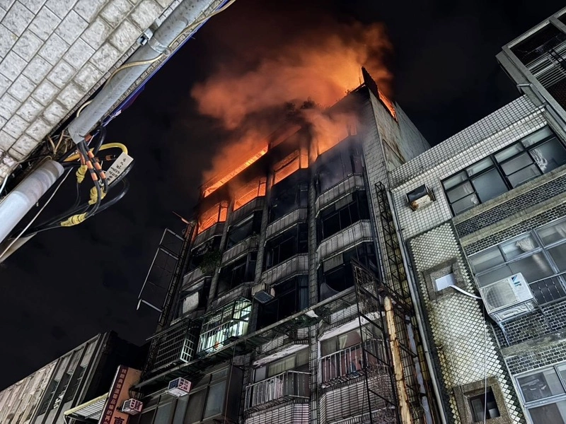 桃園大樓凌晨大火幸無傷亡　警逮涉嫌縱火女子