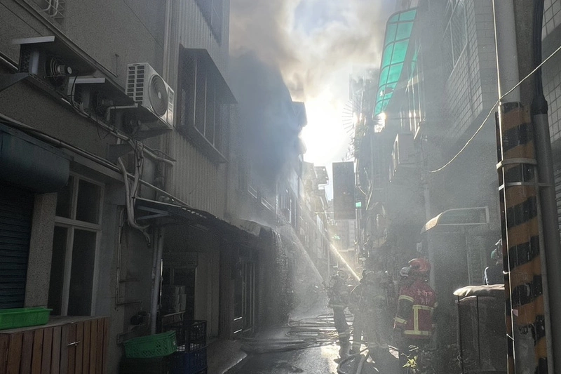 台南鬧區餐廳火警冒煙　人員及時疏散未釀傷亡