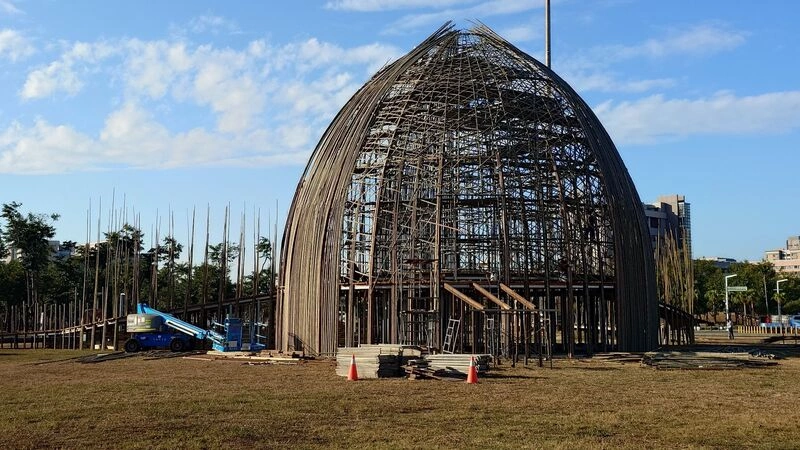 台灣燈會　藝術家王文志竹編作品搭設中