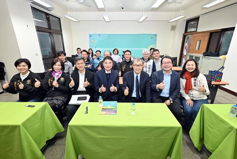 教長訪視苗縣小學　期待苗栗總圖展現人文風采