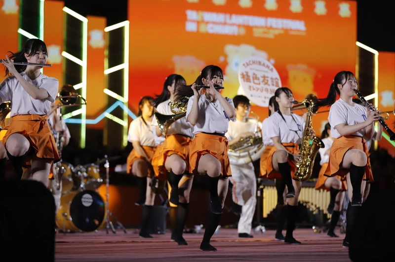 日本京都橘高校校友樂團現身台灣燈會　引爆人潮