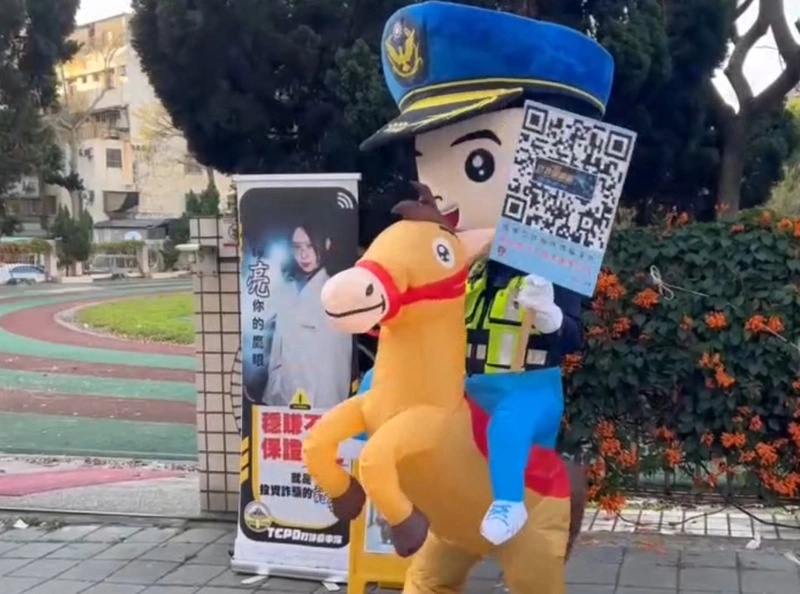 台中警開學日護童勤務 駿馬創意人偶全上陣