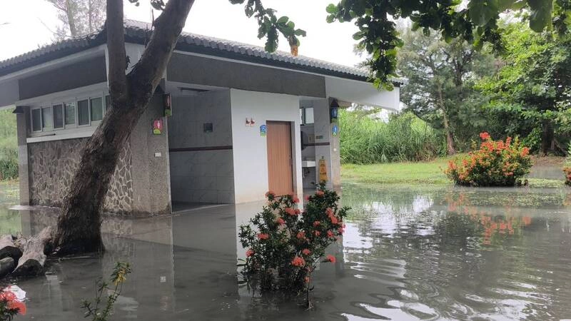 海水倒灌台東森林公園　縣府封閉綠水橋出入口