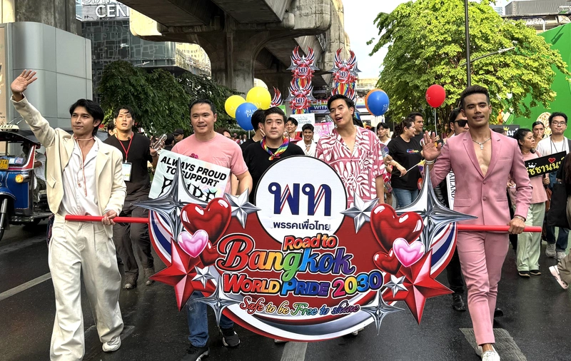 曼谷同志大遊行　民眾無懼暴雨揮彩虹旗驕傲挺平權