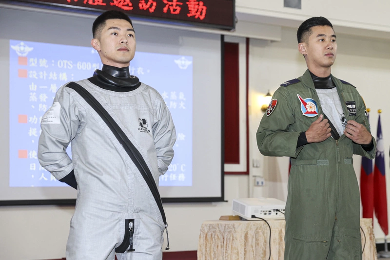 空軍開箱防寒飛行衣　飛官：像穿緊身發熱衣一樣