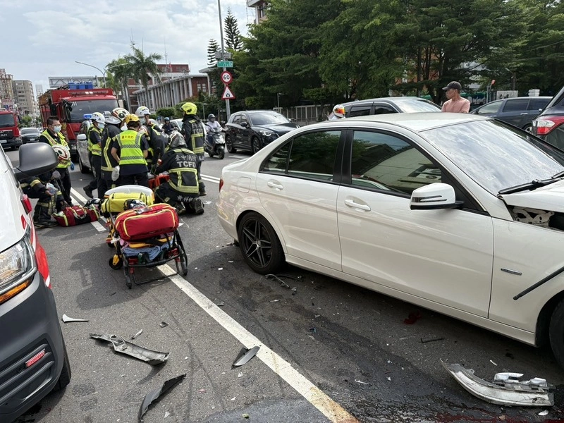 台中多車連環撞 機車遭夾擊騎士命危送醫搶救