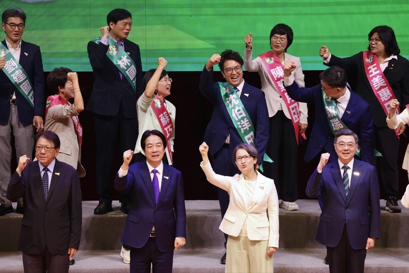民進黨全代會　賴清德授戰旗展團結氣勢、首邀駐台使節
