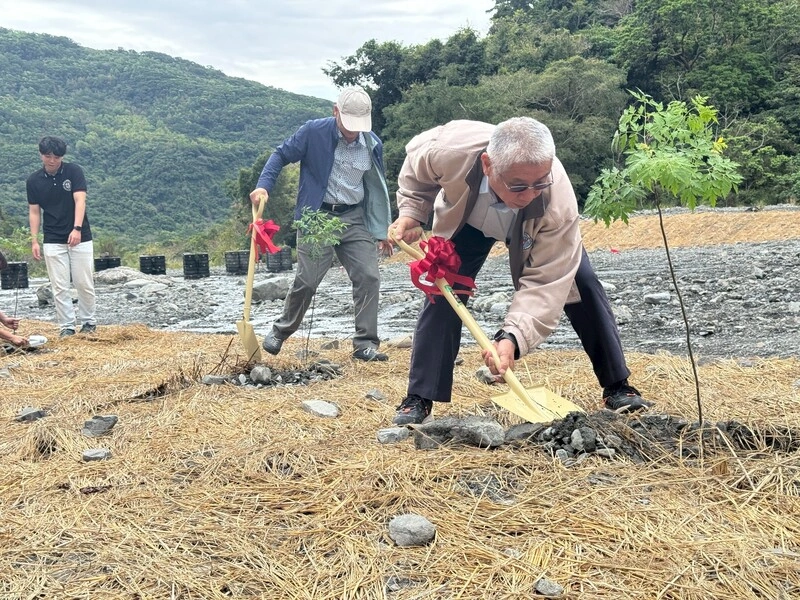 搶救台坂溪 農村水保署攜手企業等赴集水區種樹