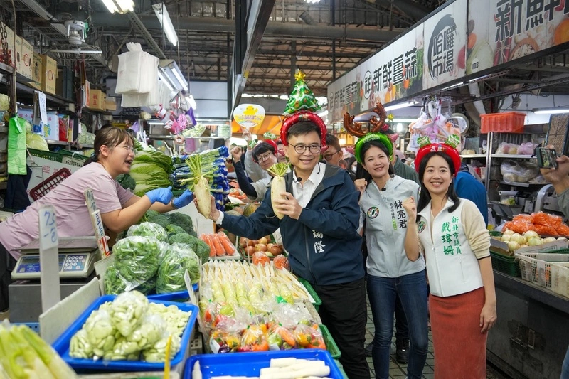 賴瑞隆赴左營哈囉市場掃街