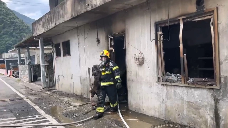 南澳住宅全面燃燒2童自行逃生　消防救出受困黑狗