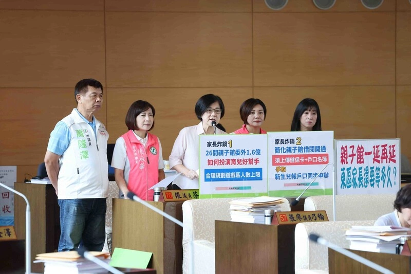 親子館借閱上傳證件個資曝　中市府允改變方式