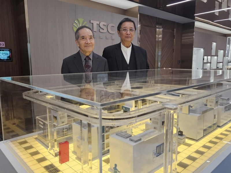 崇越捐贈3座半導體模型給清大半導體研究學院