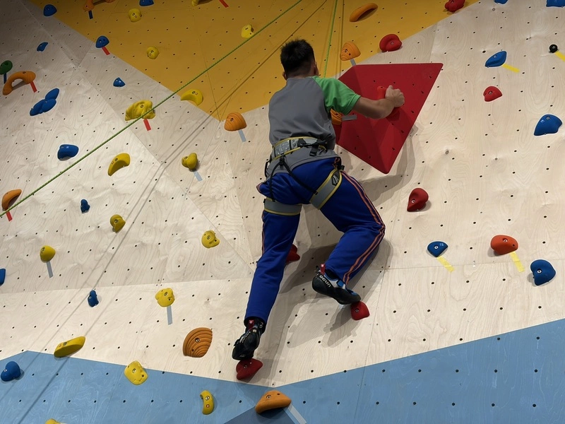 東大附特校園共融攀岩場落成