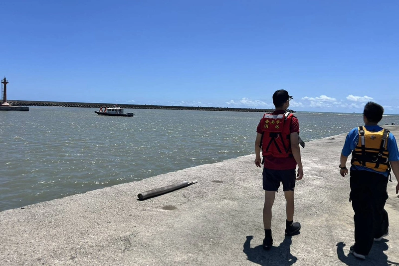 台南青山漁港漁筏翻覆　1男子落海失蹤
