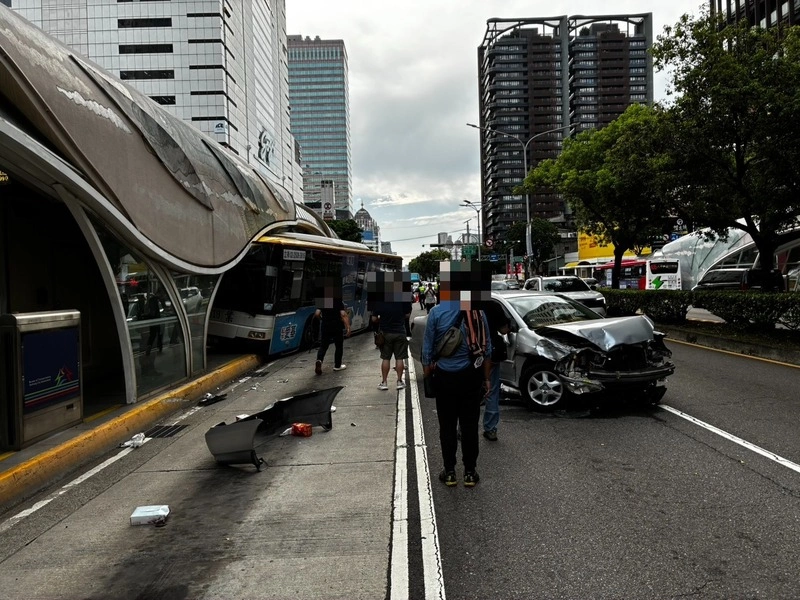 台中科博館公車站事故 轎車推擠公車衝進站釀4傷