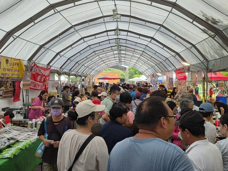 高雄大崗山龍眼蜂蜜文化節開幕　蜂潮市集湧人海