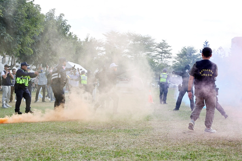 台南跨年晚會維安演練　模擬歹徒丟擲煙霧彈
