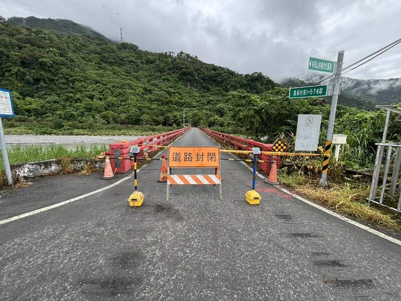 萬里溪堰塞湖紅色警戒  3橋封閉、台鐵即起慢行