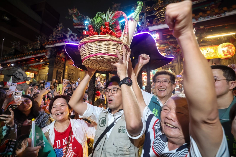 沈伯洋士林夜市拜票　主張AI紅利由士林北投先享受