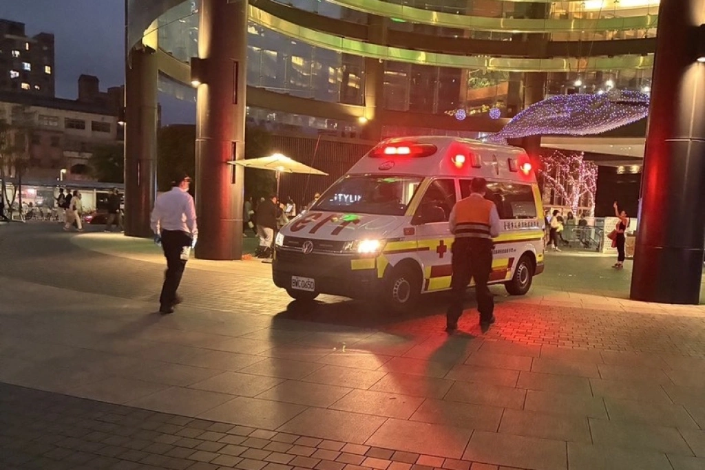 婦人松山火車站滑手機不慎落軌受傷　鐵警將裁處