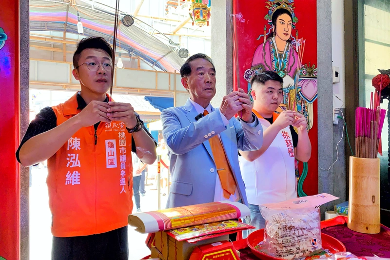 宋楚瑜大溪參香挺新人　籲效法忠義精神傾聽民意