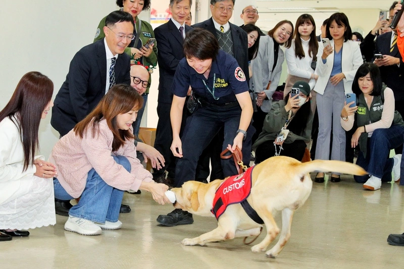 立委李坤城等人耶誕節為國門執勤犬加菜