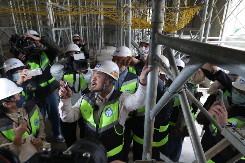 洪申翰帶隊勞檢南亞科　天井開口缺失等開罰55萬