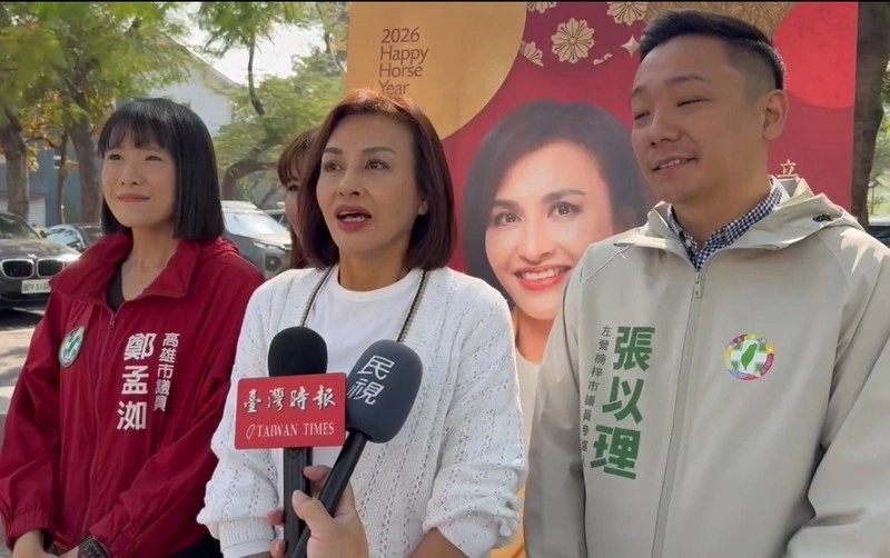 邱議瑩發放春聯並接受媒體聯訪