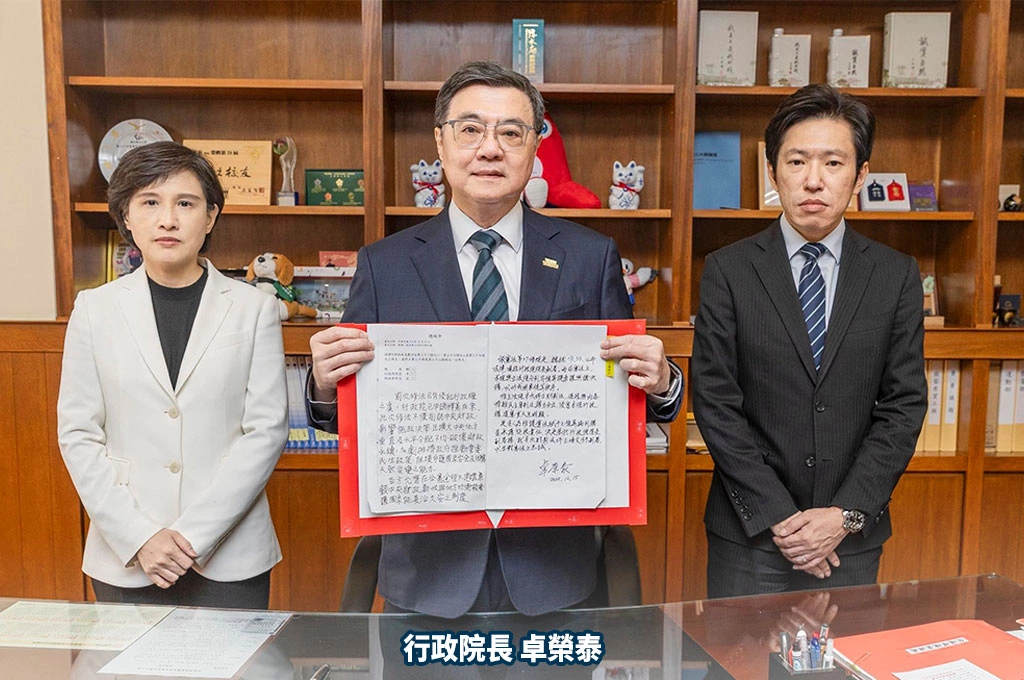 喊話支持卓榮泰不副署《財劃法》！張惇涵以「收到非本人訂購包裹」比喻：簽收後你要傾家蕩產負責「請問你會簽名嗎？」