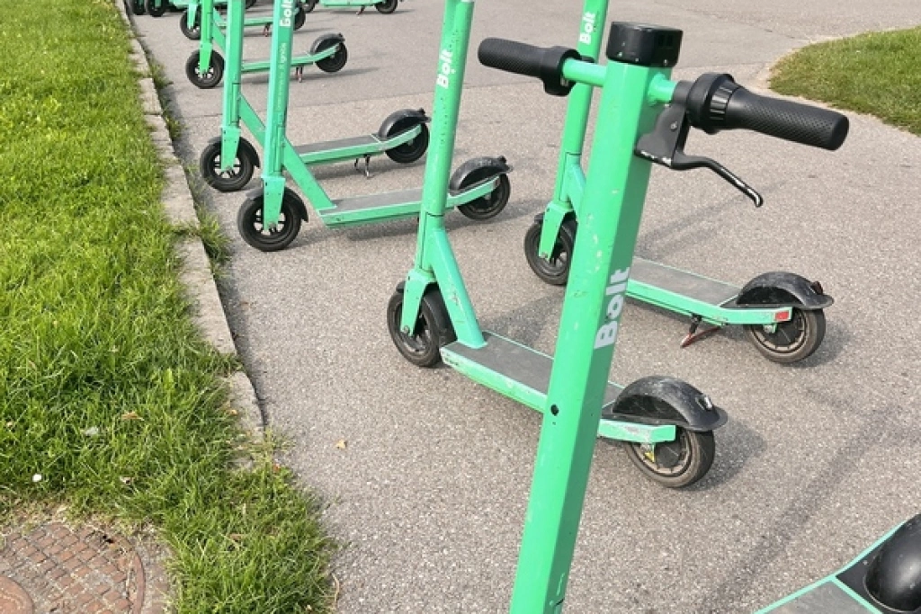 電動滑板車事故多　立陶宛新法上路強制配戴安全帽