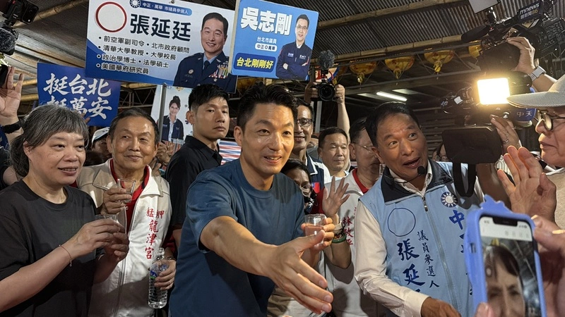 蔣萬安艋舺龍津宮參拜　廟方贈「台北萬安」扇子
