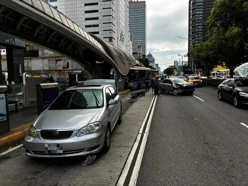 男違規駛進台中公車專用道　害公車撞進站共釀4傷