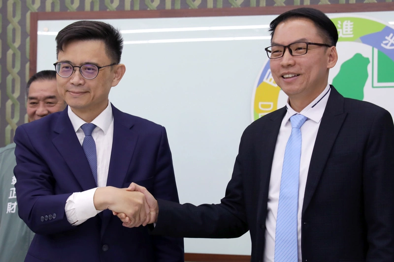 賴瑞隆拜會黃文益　市黨部無償提供鳳山黨部作競辦