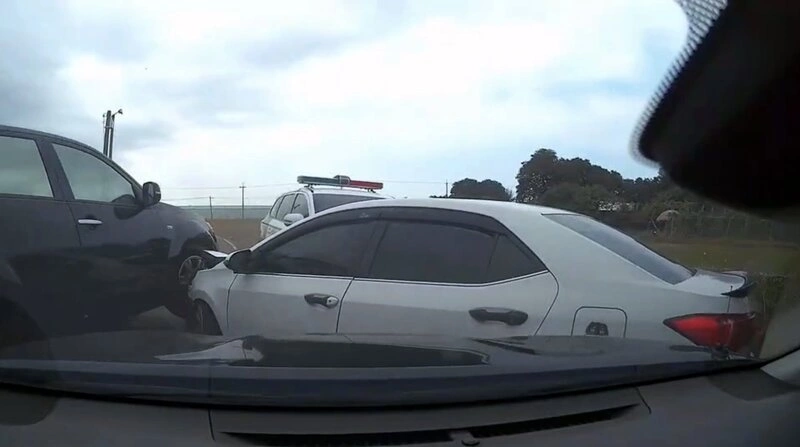 通緝犯開車拒捕欲衝撞　警對空鳴槍示警壓制逮人