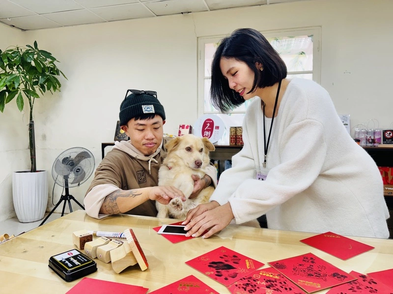 淡水古蹟博物館首推寵物掌印斗方　DIY超萌春聯