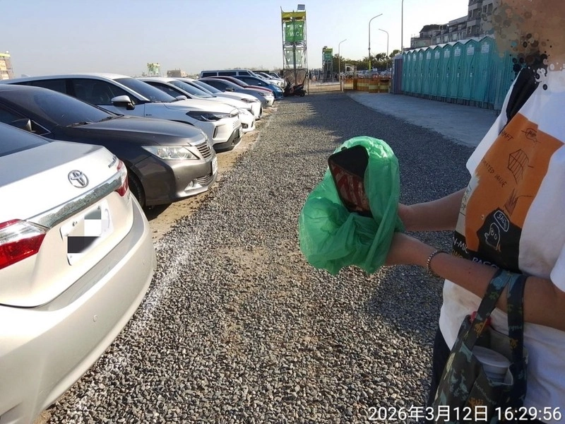 台灣燈會遊客手機掉馬桶　清潔人員忍臭撈回12支